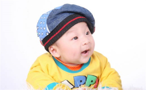 《独特新颖的黄姓女生名字分析：五行解析与深度解读》